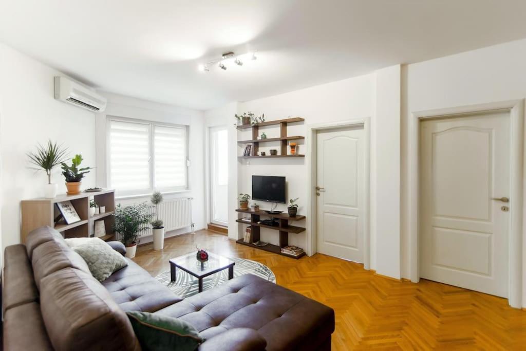 Modern Living Apts - Botanica - Private Parking ノヴィ・サド エクステリア 写真
