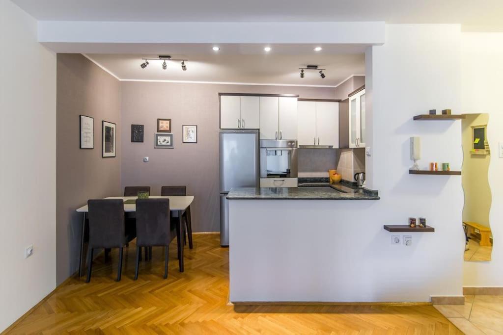Modern Living Apts - Botanica - Private Parking ノヴィ・サド エクステリア 写真